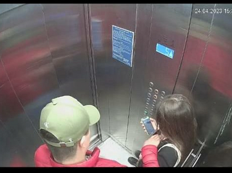 Красноярец приставал к школьнице в лифте высотки в «Тихих зорях»