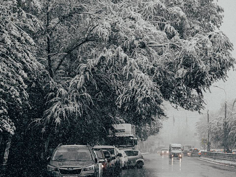 На улицах Красноярска из-за снегопада работают десятки единиц спецтехники. Фото: https://vk.com/krasnoyarskrf