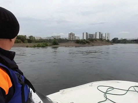 В Красноярске ищут юношу упавшего в Енисей на центральной набережной. Фото: КГКУ "Спасатель"
