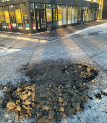 В Красноярске на недавно сделанном тротуаре выкопали ямы