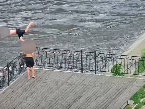 Двое подростков устроили прыжки в воду на набережной в Канске . Фото: МВД