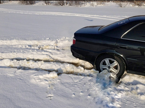 ГИБДД предупреждает красноярских водителей об опасности выезда на лед. Фото: МВД