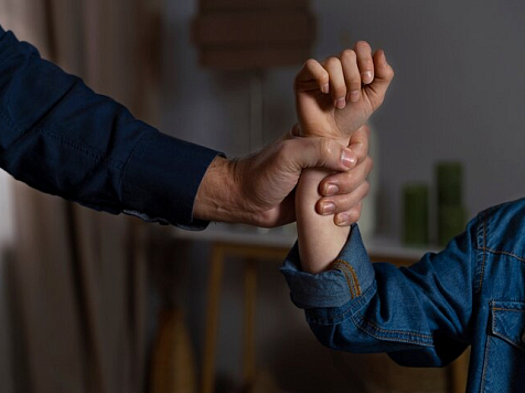 Полиция устанавливает личность мужчины, который избил владельцев квартиры в Красноярске. Фото: Freepik.com