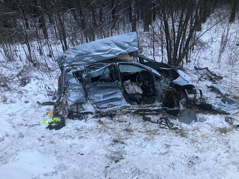 Toyota влетела в КАМАЗ под Красноярском. Есть погибшие. Фото: 24 ГОСАВТОИНСПЕКЦИЯ