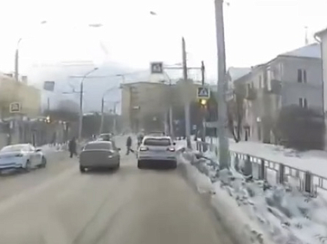 Инструктор автошколы проехал на красный свет по встречке в Красноярске: он заплатит за это. Фото: ЧП Красноярск