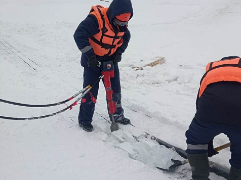 Спасатели проделали 30-метровую выемку на льду Красноярского водохранилища. Фото: t.me/krasgochs