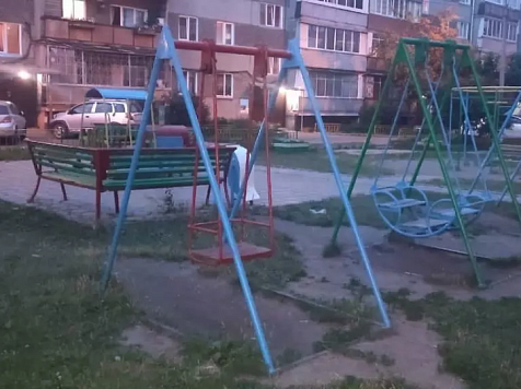 Председатель ТСЖ предстанет перед судом в Красноярске после травмирования ребенка на качелях   . Фото: в результате падения ребенок получил открытую черепно-мозговую травму/ ГСУ СК РФ по Красноярскому краю