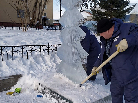 В Красноярске начали убирать подтаявшие ледовые городки. Фото: https://vk.com/krasnoyarskrf