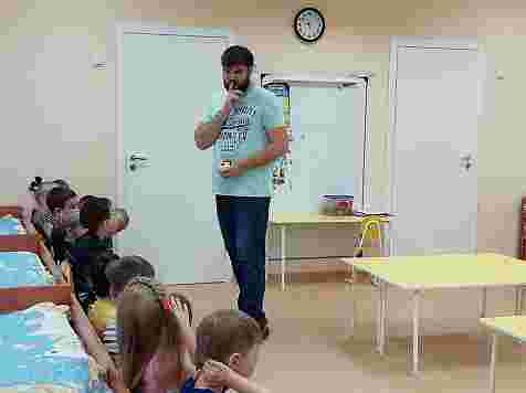 «Большой и добрый» парень стал единственным в Красноярске мужчиной-воспитателем детсада (фото). Фото: главное управление образования Красноярска