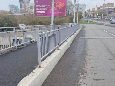 В Красноярске на Копыловском мосту отремонтировали тротуар для пешеходов. Фото: Управление дорог Красноярска