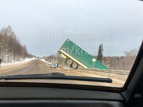 Водитель огромной фуры вылетел с дороги и повис над глубоким обрывом (фото). Фото: ЧП Красноярск