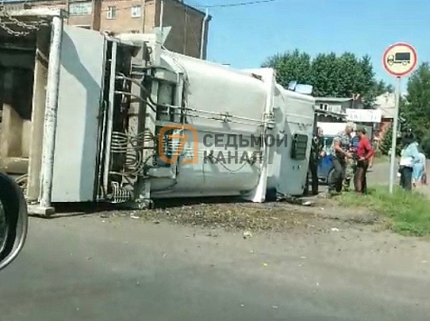 Фура опрокинулась на бок на правобережье Красноярска