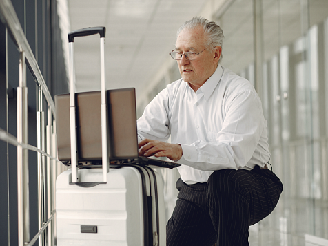 Красноярские пенсионеры могут бесплатно добраться до места отдыха. Фото: Freepik