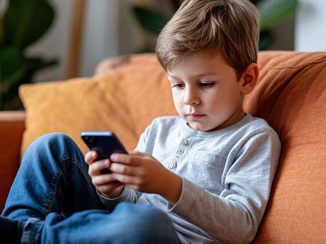 Школьник перевел мошенникам 56 тысяч со счета дедушки в Минусинске. Фото: Яндекс Шедеврум