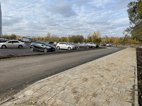 В Красноярске около Ярыгинской набережной сделали парковку. Фото: Красгорпарк