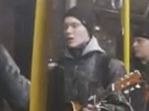 Музыканты с гармошкой и гитарой подняли настроение пассажирам маршрутки (видео). Фото: стоп-кадр