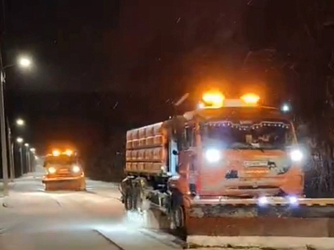 Освободить Красноярск от пробок и снежных завалов сегодня ночью пытались 50 снегоуборочных машин. Фото: ТГ «Управление дорог | Красноярск»