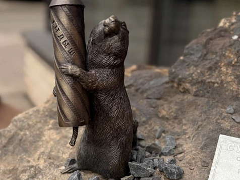 В Красноярске появился бронзовый суслик Вовчик с фейерверком. Фото: Владимир Каплун