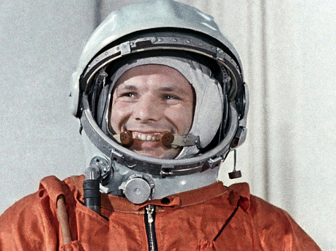 В красноярской школе № 82 появилась парта в честь космонавта Юрия Гагарина. Фото: ptzgovorit.ru