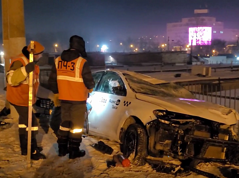 В Красноярске машину с пьяным таксистом сбил пассажирский поезд. Фото, видео: КрасЖД