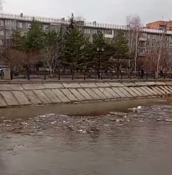 В Красноярске начался ледоход на Каче: видео