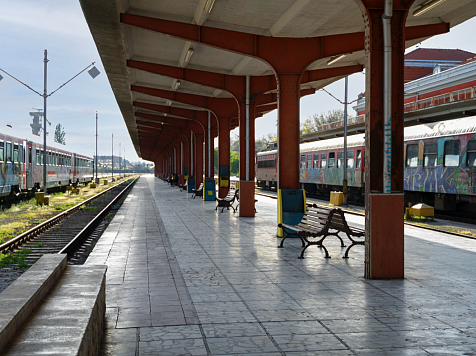 Сотрудник Красноярской «РЖД» запер пенсионера на ночь в здании вокзала. Фото: Freepik