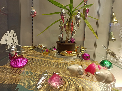 900 ёлочных игрушек подарили жители Красноярского края Ачинскому музею. Фото: adm-achinsk.ru