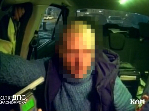 Водитель в сильном алкогольном опьянении катался во дворе в центре Красноярска. Фото, видео: ГИБДД Красноярска