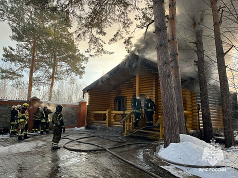 Частный дом загорелся на Чистопрудной в Красноярске. Фото: t.me/mchskrsk