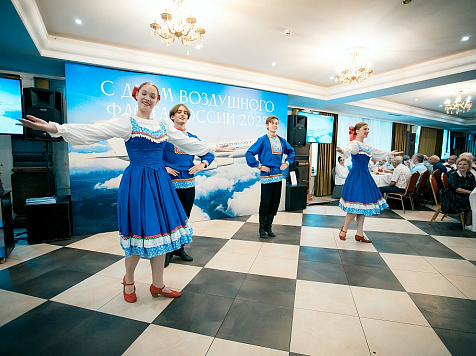 Для пилотов, бортпроводников и ветеранов отрасли устроили праздник в честь Дня Воздушного флота. Фото:
пресс-служба АО КрасАвиа