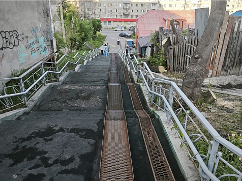 В Железнодорожном районе разрушается построенная 4 года назад лестница. Фото: Newslab