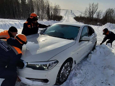 Застрявшего водителя в автомобиле в новогоднюю ночь на трассе в Красноярском крае, вытащили спасатели. Фото:  служба спасения Красноярского края