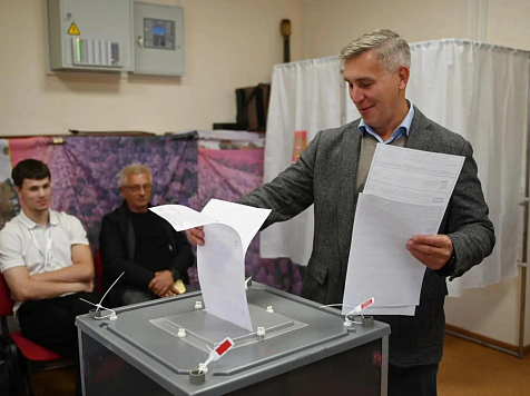 Спикер красноярского Заксобрания проголосовал на выборах. Фото: соцсети А. Додатко