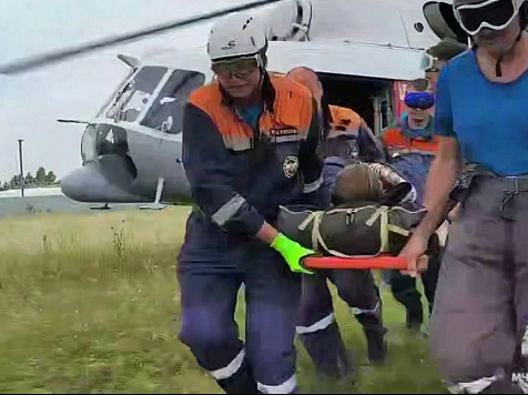 Сорвавшийся камень сильно травмировал туристку в Ергаках. Видео: МЧС России