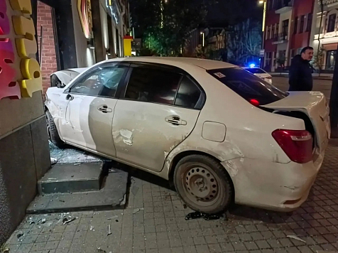 В Красноярске Toyota протаранила вход в ресторан после запрещенного маневра. фото: ГАИ Красноярского края