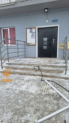 В Красноярске штормовой ветер в многоэтажном доме выбил раму со стеклом