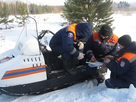 По Красноярском скорая помощь не смогла подъехать к дому травмированной женщины из-за снежного заноса. Фото: КГКУ «Спасатель»