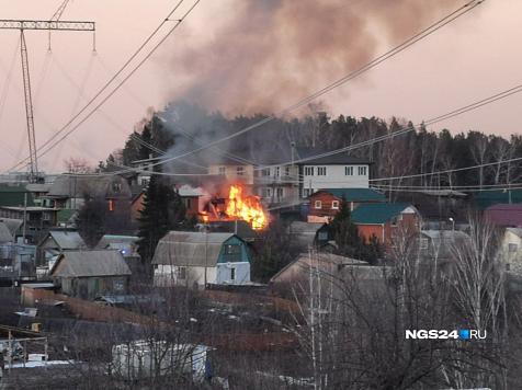 Частный жилой дом сгорел в районе Николаевской сопки в Красноярске  . Фото: NGS24