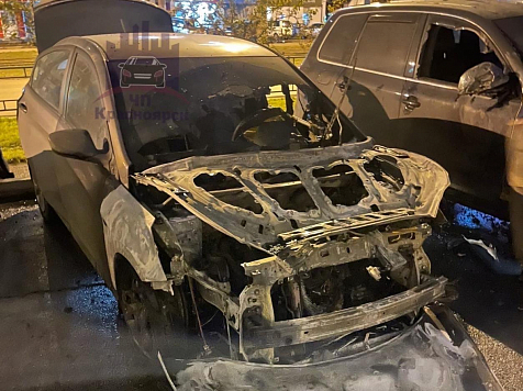 В Красноярске в результате ночного пожара пострадали три автомобиля. Фото: vk.com/kraschp