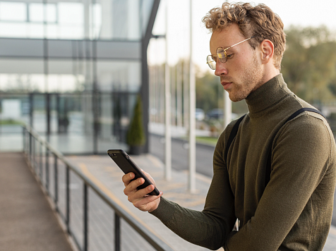 В Красноярске больше недели не ловит мобильный интернет. Фото: Freepik