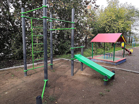 В Красноярске во дворе дома появился гимнастический городок. Фото: admkrsk.ru