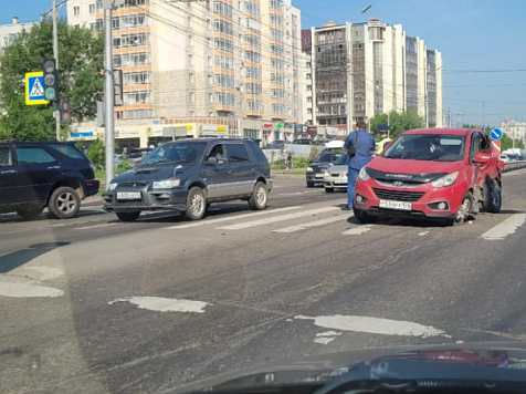 В Красноярске ДТП с перевёртышем парализовало движение на Годенко. Фото: 2ГИС