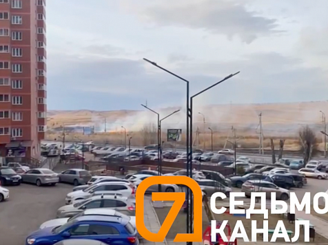 На горе в районе улицы Калинина загорелась сухая трава. Фото: «7 канал Красноярск»