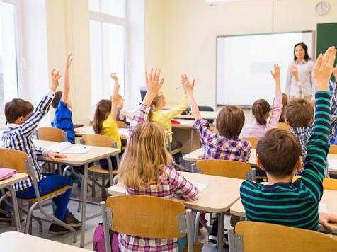 В школы Красноярска с 6 июля начинается запись учеников в первые классы не по прописке. Фото: freepik.com