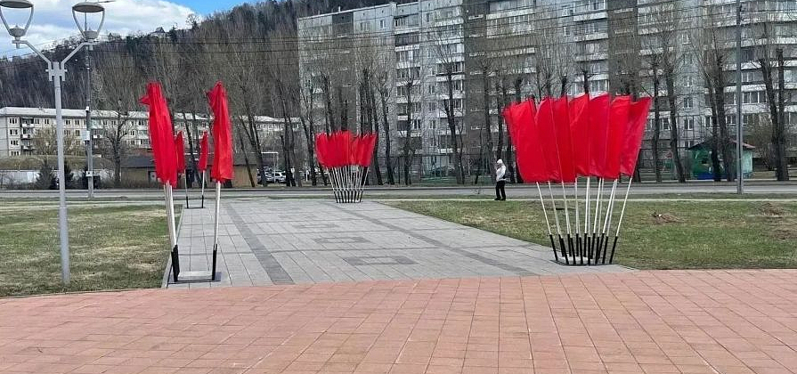 В Красноярске усилили крепеж снесенных ветром флагов