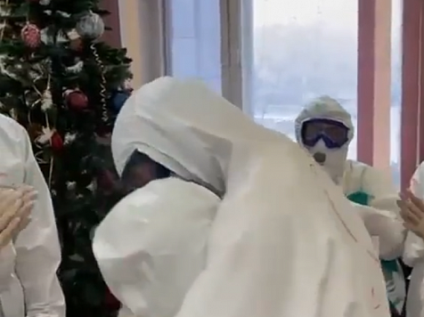 В Красноярске жених целовал будущую невесту через маску коронавирусного костюма. Фото, видео: https://www.instagram.com/kkb.krsk/