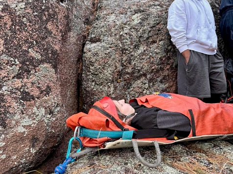 Накануне днем со Столбов сорвалась 21-летняя девушка. Фото: КГКУ Спасатель