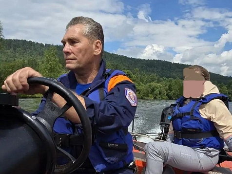 Две семьи из Красноярского края застряли в заглохшей лодке на Мане. Фото: КГКУ «Спасатель»