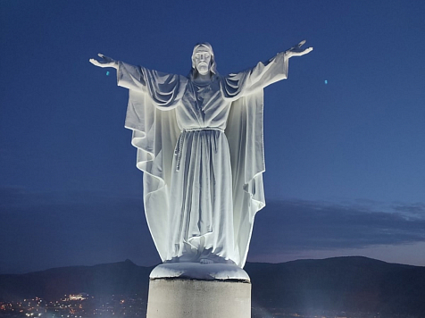 В Красноярске установили статую Иисуса Христа. Фото: Храм Новомучеников и Исповедников Российских