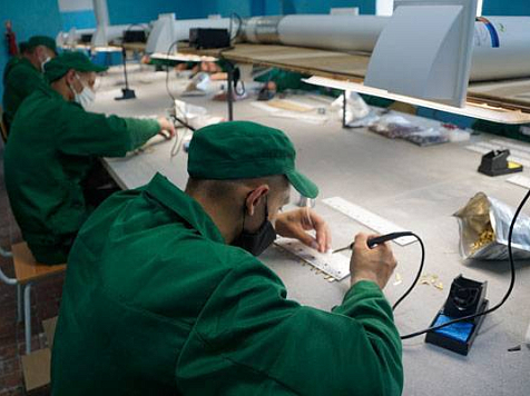 Красноярские заключенные начали делать светодиодные лампы. Фото: 24.fsin.gov.ru
